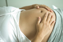 Die Behandlung während der Schwangerschaft ist möglich, sollte jedoch sehr schonend durchgeführt werden.